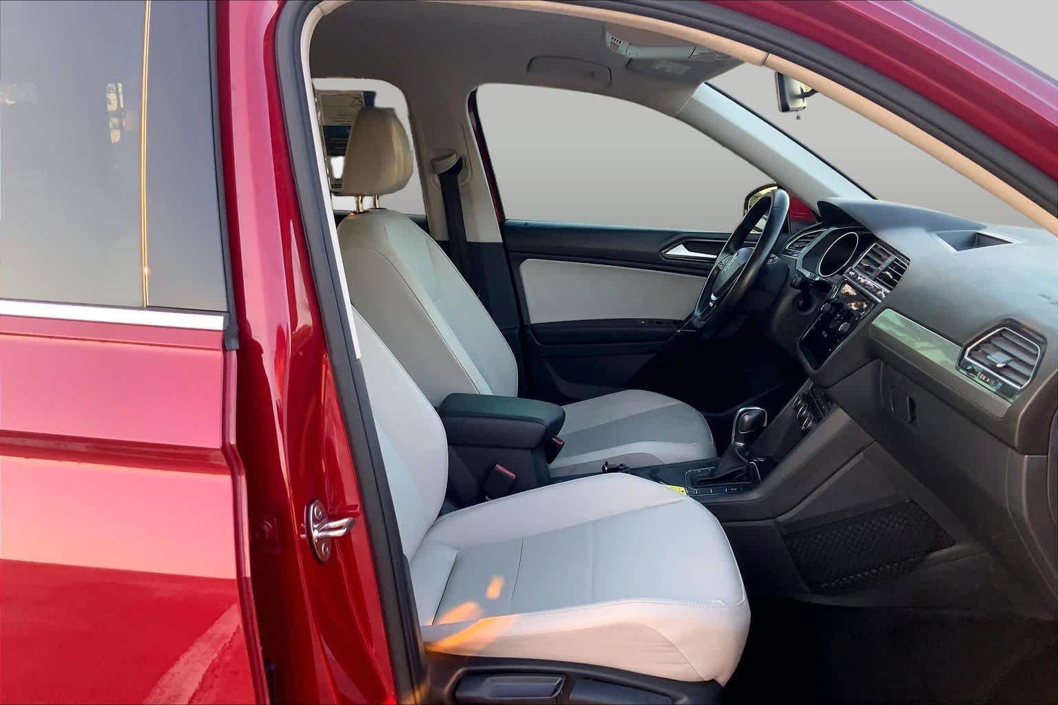 Used 2018 Cardinal Red Metallic Volkswagen SE image 9
