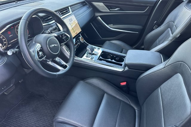 Used 2024 Black Jaguar R-Dynamic SE image 9
