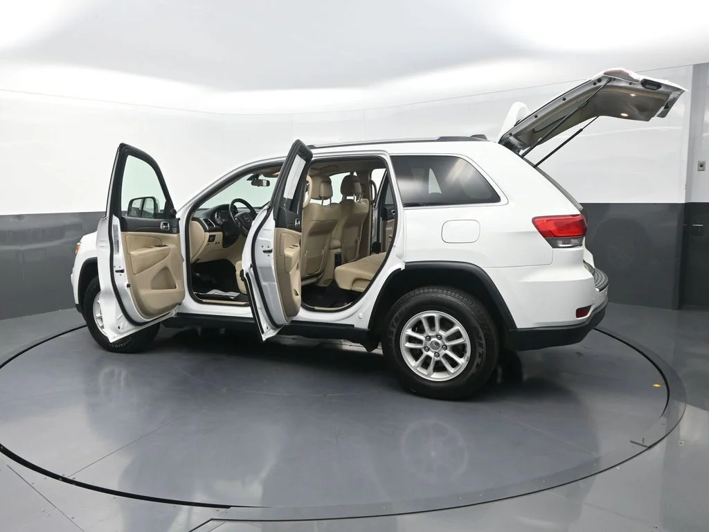 Used 2019 White Jeep Laredo E image 33