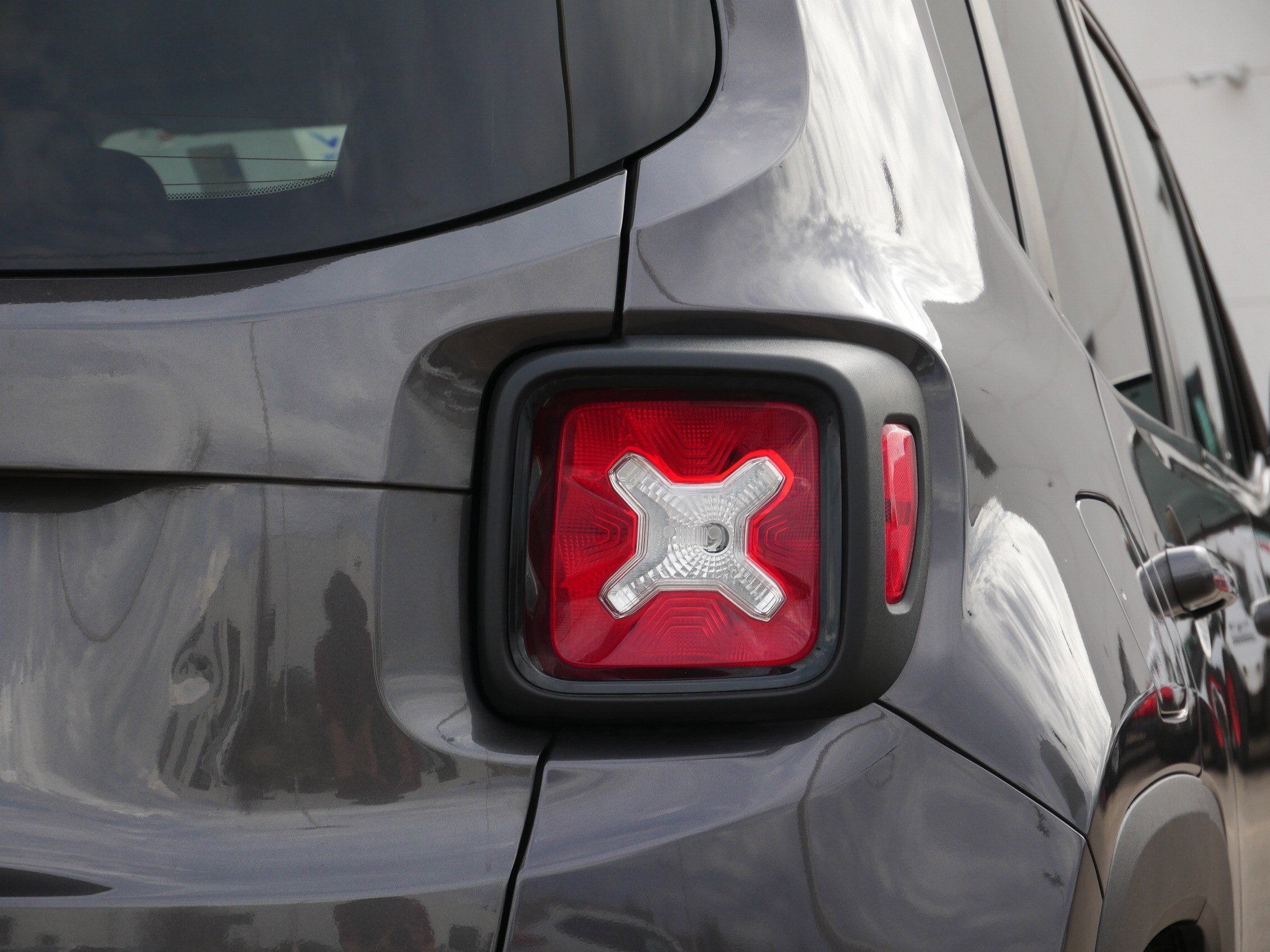 Used 2018 Granite Crystal Metallic Clearcoat Jeep Altitude image 17