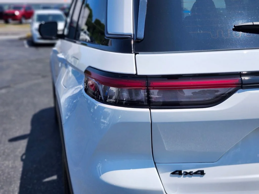 New 2026 Bright White Clear-Coat Exterior Paint Jeep Altitude image 9