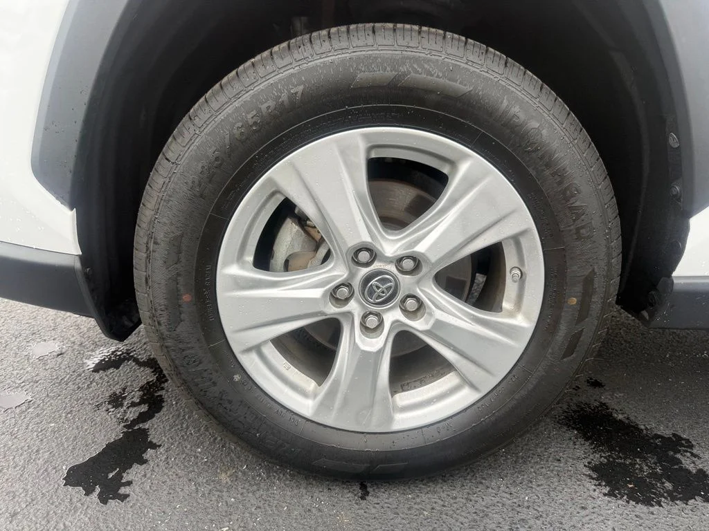 Used 2019 White Toyota XLE image 9