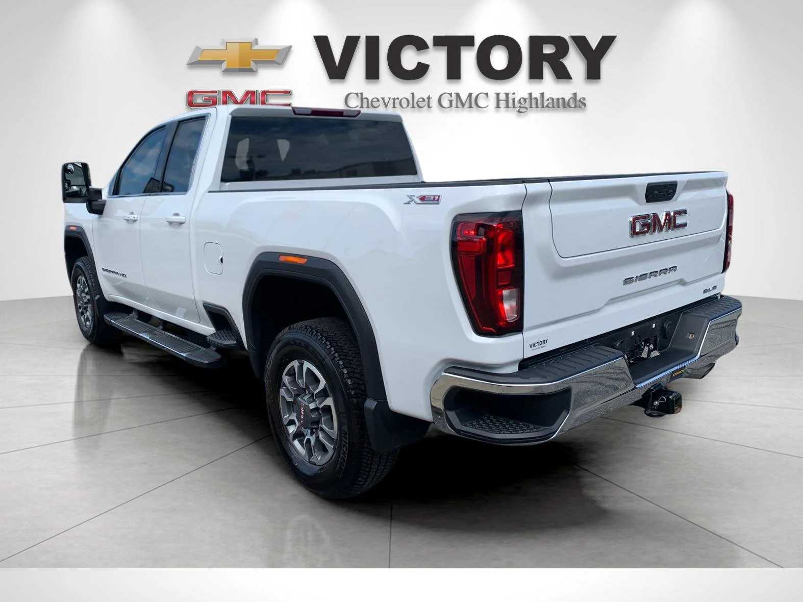 Used 2025 Summit White GMC SLE image 5