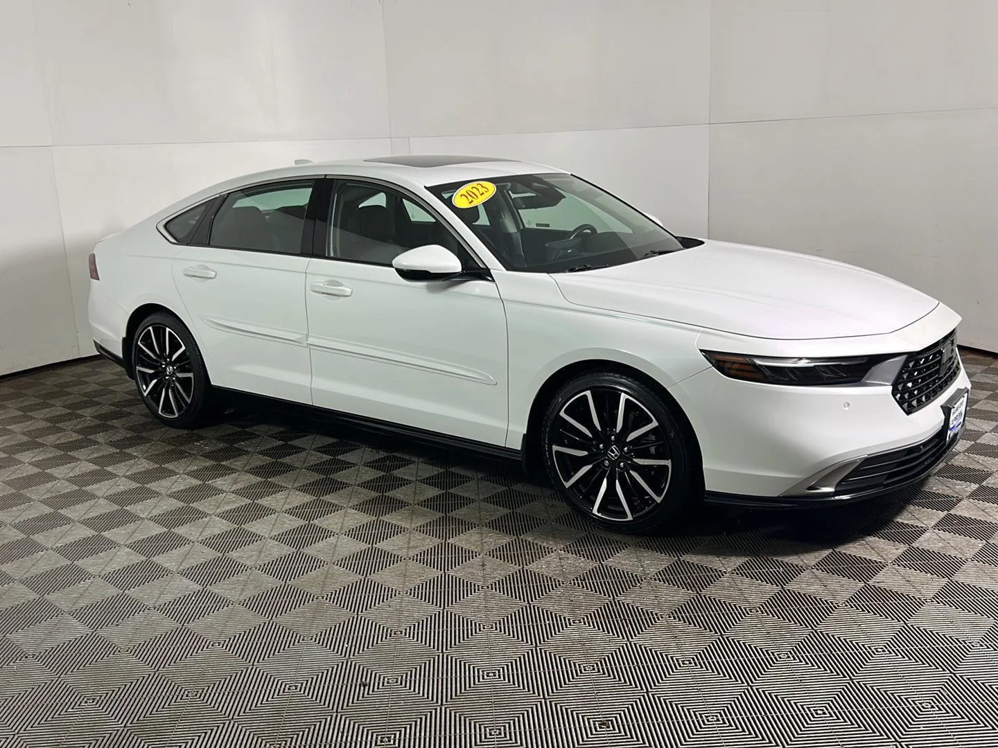 Used 2023 Platinum White Pearl Honda Touring image 5
