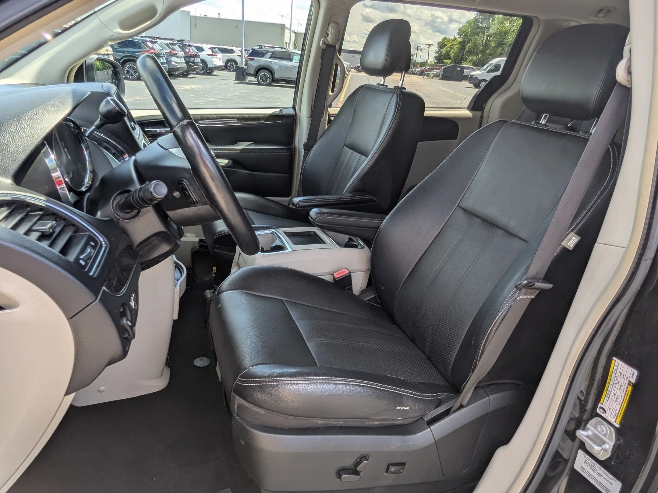 Used 2015 Brilliant Black Crystal Pearlcoat Chrysler Touring-L image 11