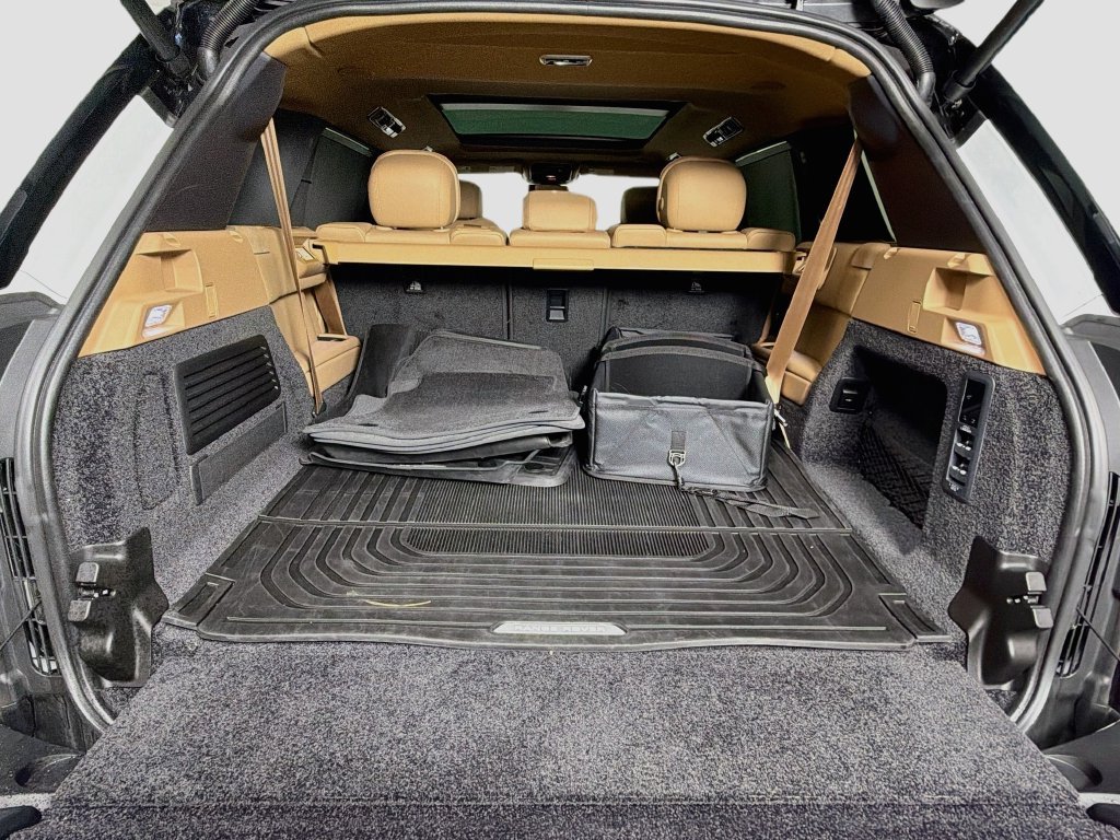 Used 2026 White Land Rover SE image 28