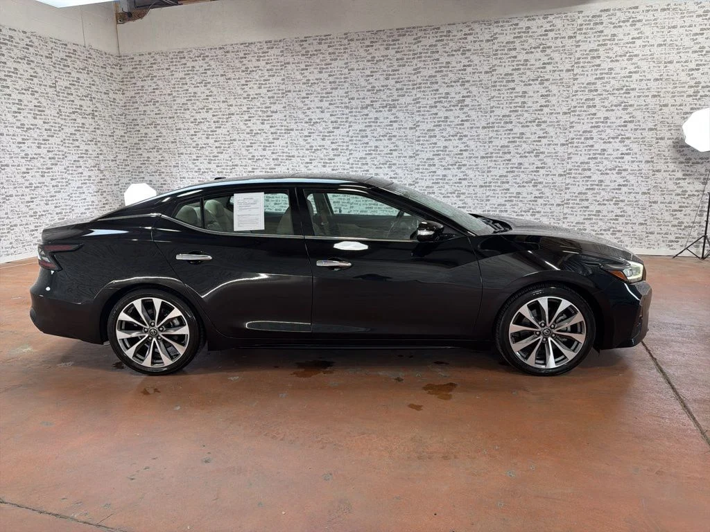 Used 2022 Black Nissan Platinum image 8