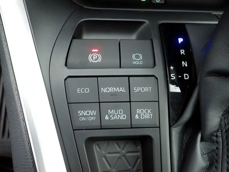 Used 2025 Wind Chill Pearl Toyota XLE Premium image 10