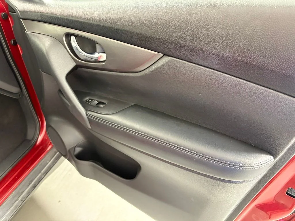 Used 2016 Red Nissan S image 37