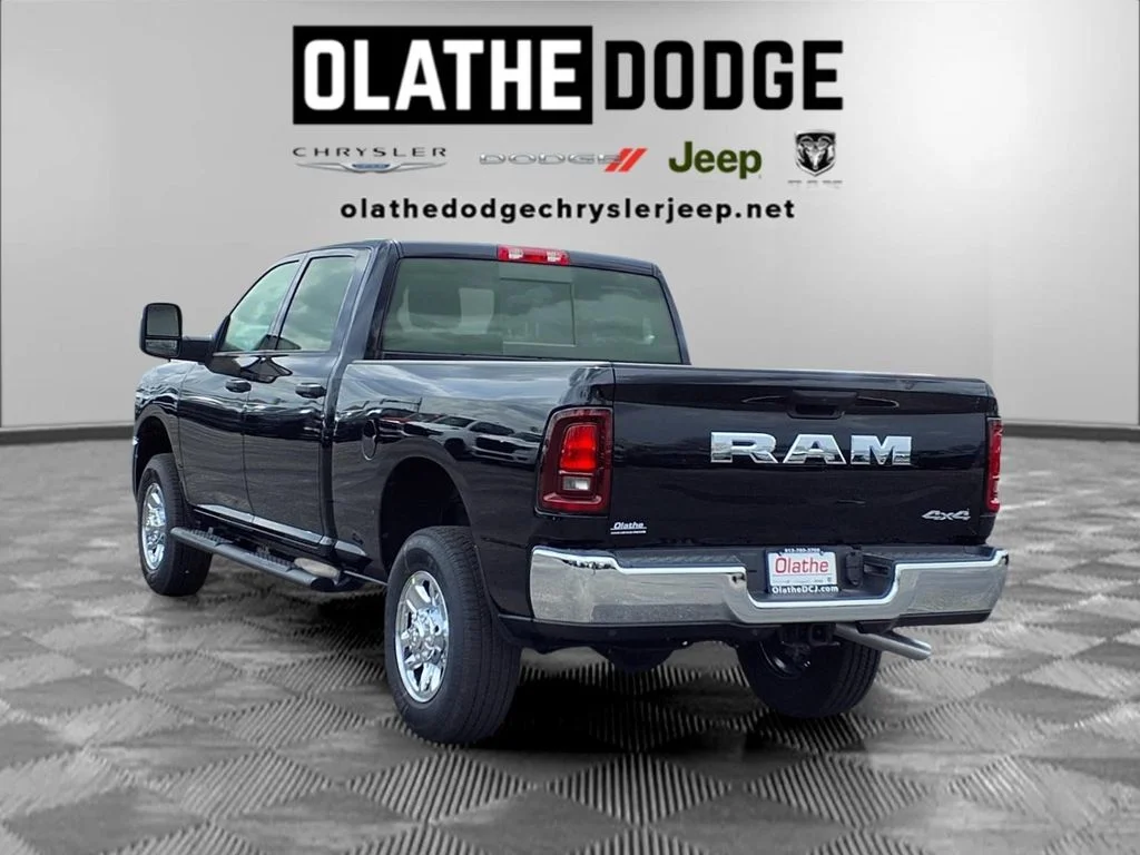 New 2026 Diamond Black Crystal Pearl-Coat Exterior Paint RAM Tradesman image 3