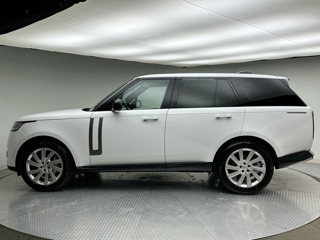 Used 2025  Land Rover SE image 10