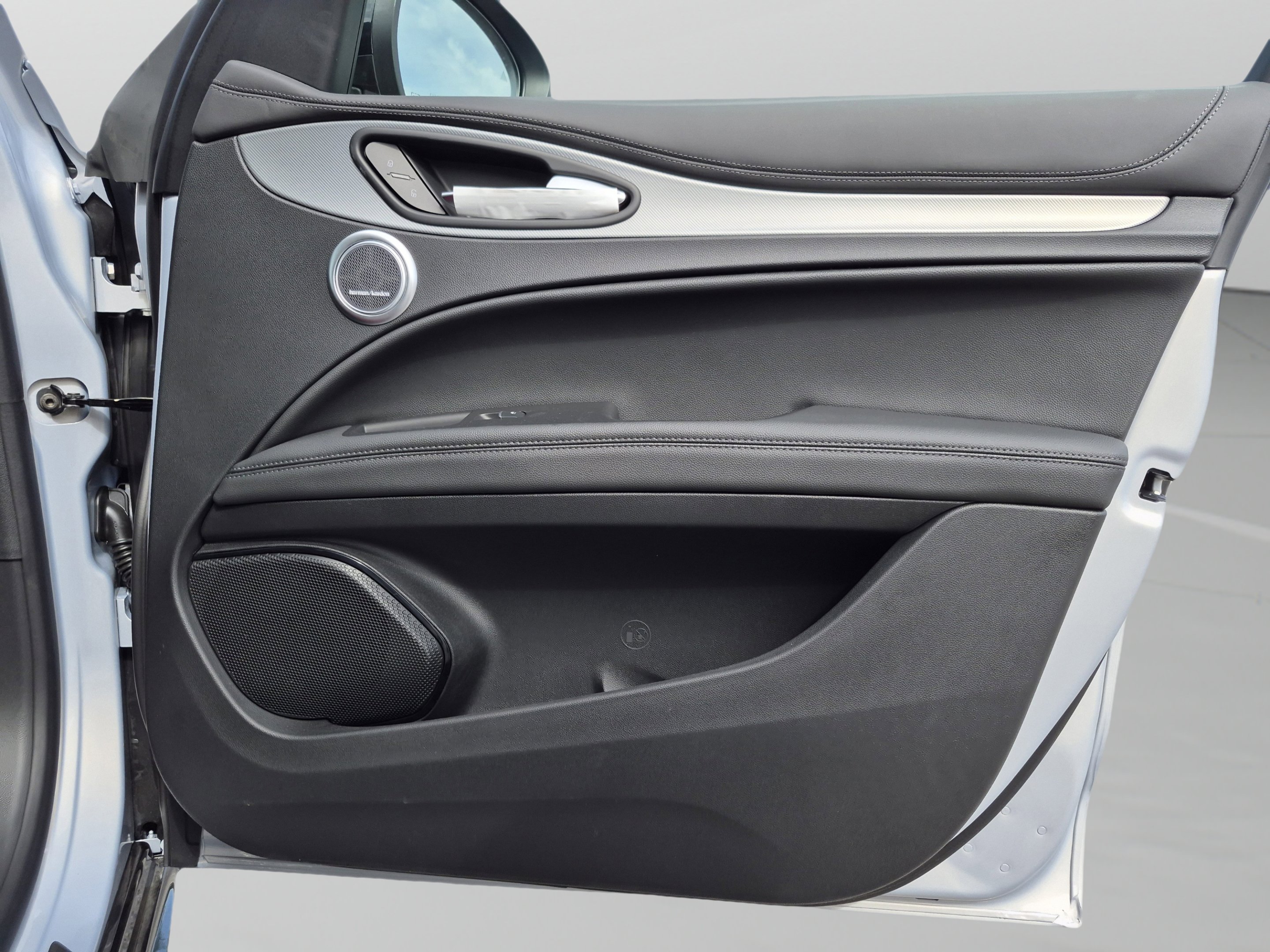 New 2026 Moonlight Gray Metallic Alfa Romeo  image 18