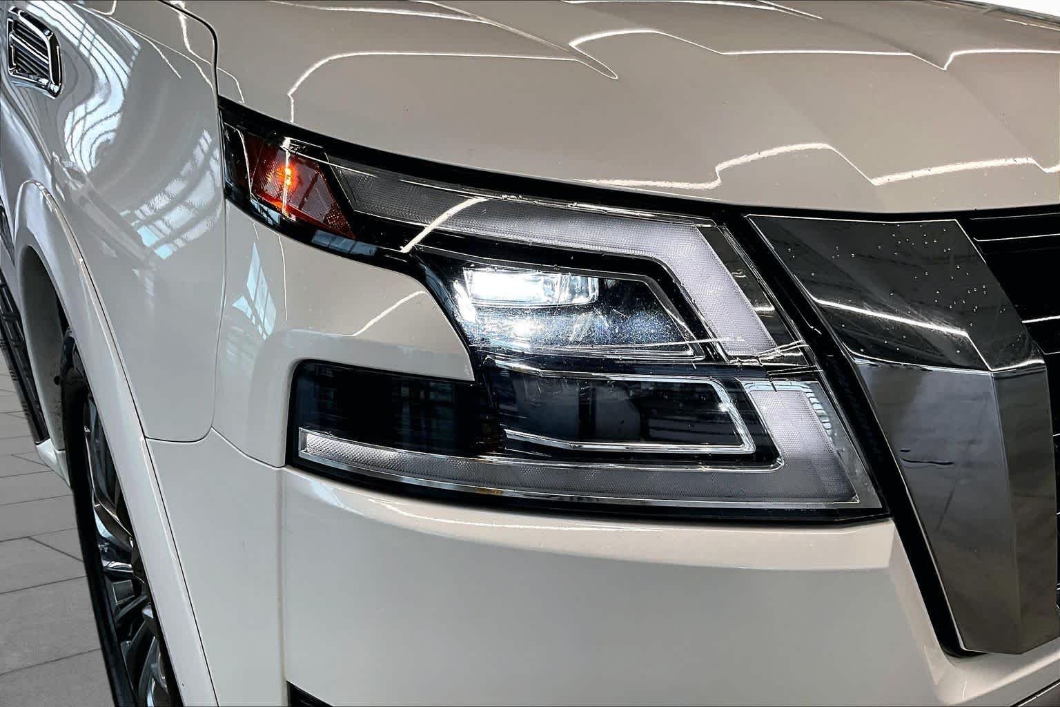 Used 2023 Aspen White Tricoat Nissan Platinum image 26