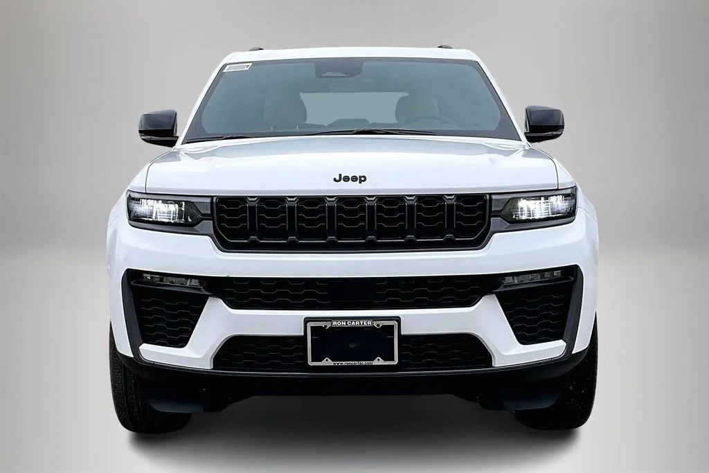New 2026 Bright White Clear-Coat Exterior Paint Jeep Limited image 12