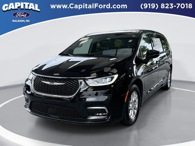 Used 2025 Black Chrysler Select image 1