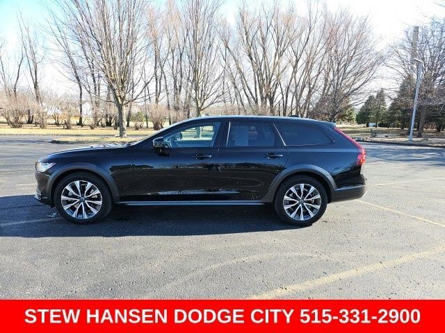 2023 Volvo V90 Cross Country B6 Plus AWD's photo