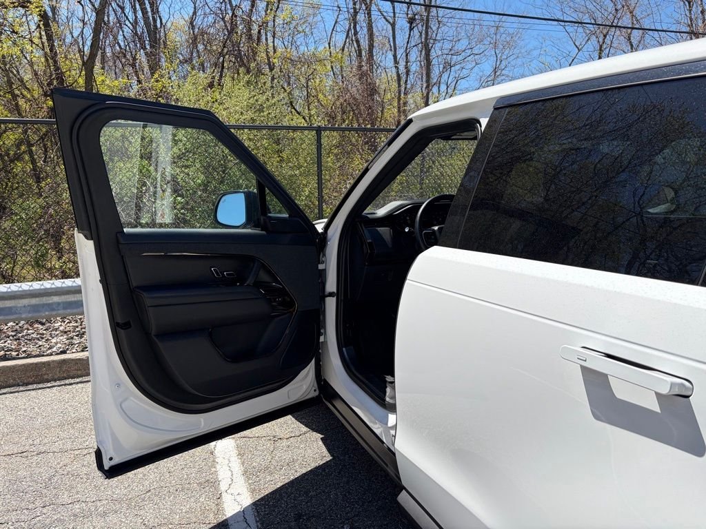 Used 2023 White Land Rover SE image 10
