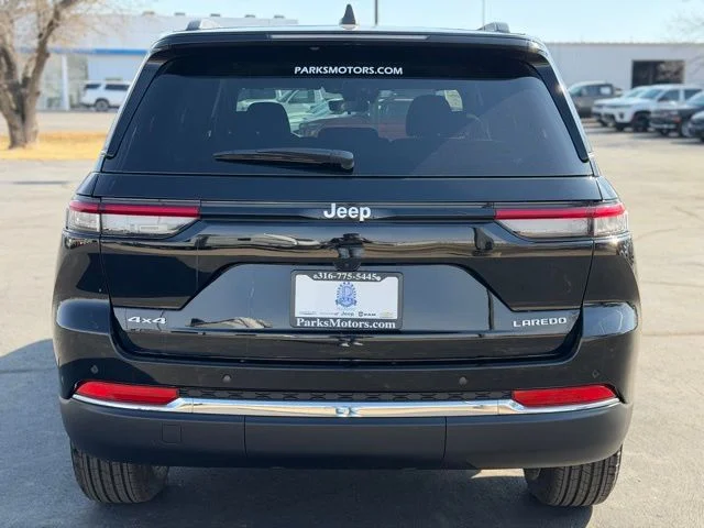 New 2026 Diamond Black Crystal Pearl-Coat Exterior Paint Jeep Laredo X image 6