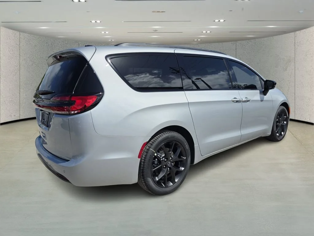 New 2026 Silver Mist Clear-Coat Exterior Paint Chrysler Select image 4