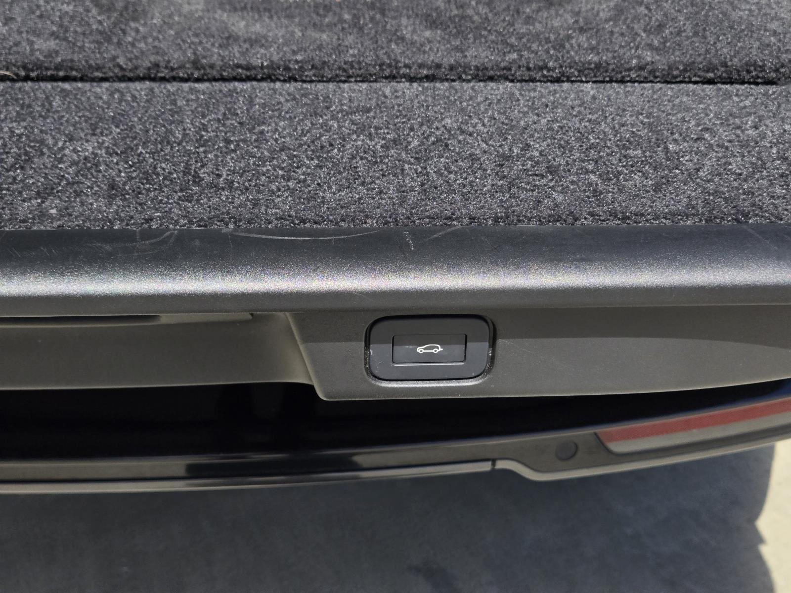 Used 2023 Santorini Black Metallic Land Rover SE image 10