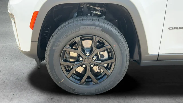 New 2026 Bright White Clear-Coat Exterior Paint Jeep Laredo image 26