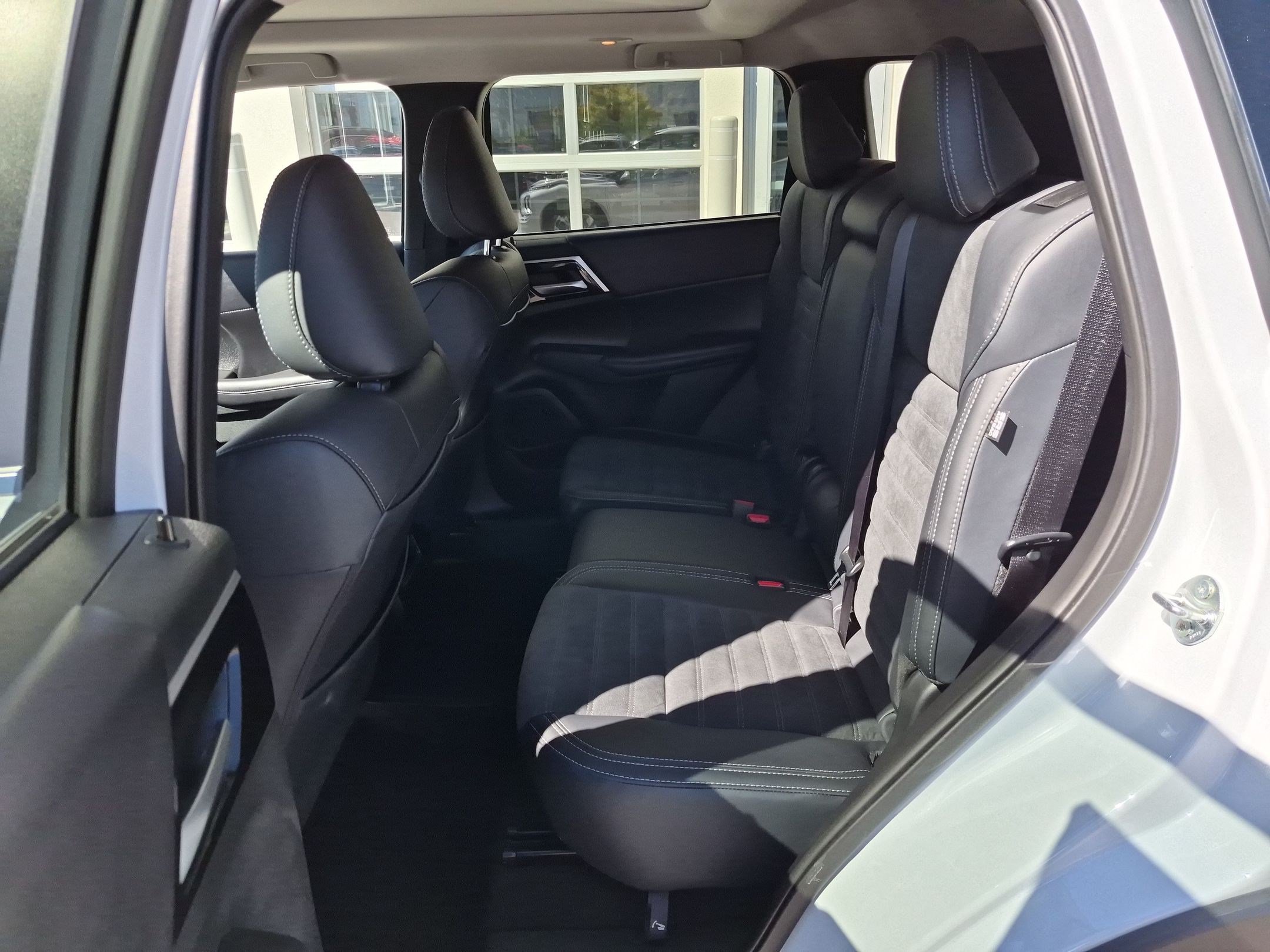 Used 2025 White Mitsubishi SE image 28