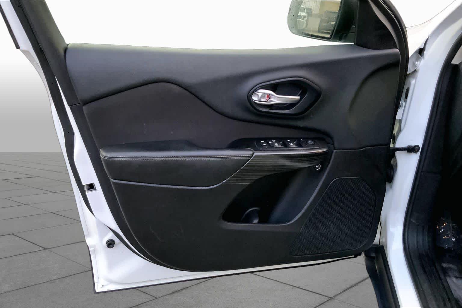 Used 2014 Bright White Clearcoat Jeep Sport image 21