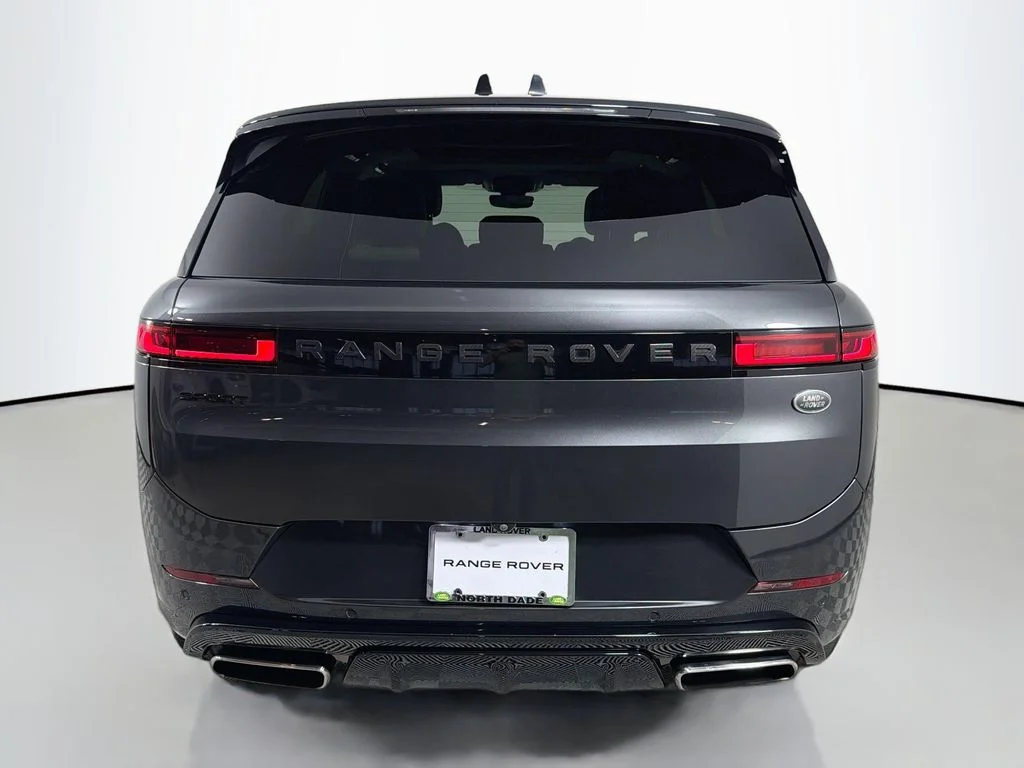 Used 2023 Gray Land Rover SE Dynamic image 6
