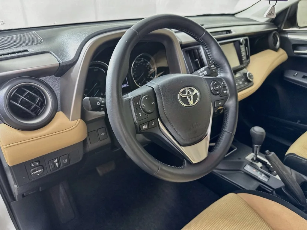 Used 2018 White Toyota XLE image 9