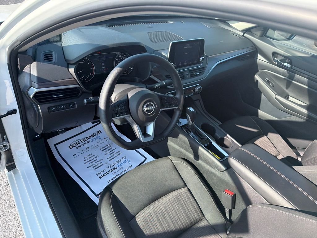 Used 2025 White Nissan 2.5 SV image 16