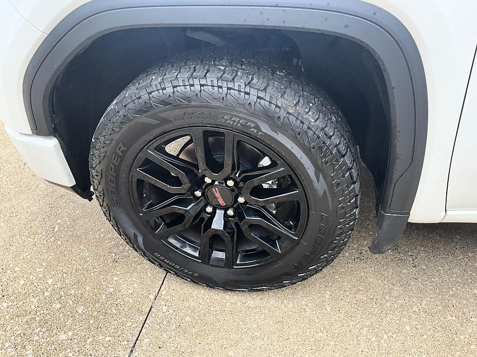 Used 2020 White GMC Elevation image 11