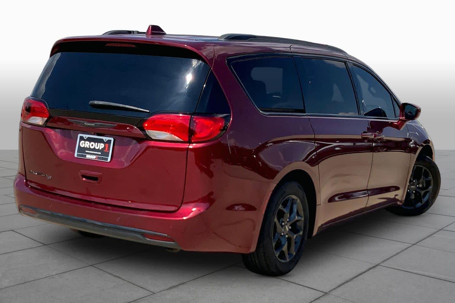 Used 2020 Velvet Red Pearlcoat Chrysler Touring L image 13