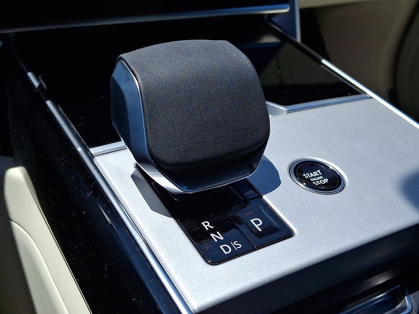 New 2026 Eiger Grey Land Rover SE image 10
