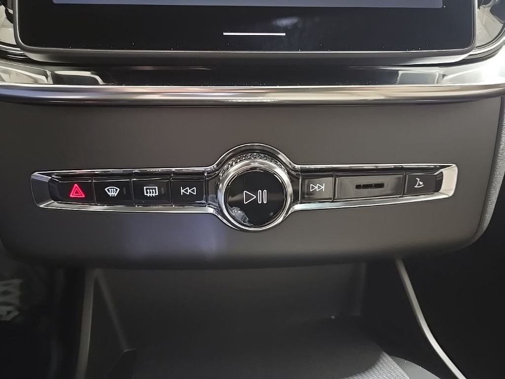 2026 Volvo XC90 Plus - Photo 17