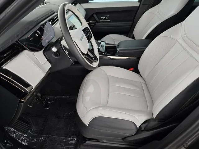 Used 2023 Gray Land Rover SE Dynamic image 10