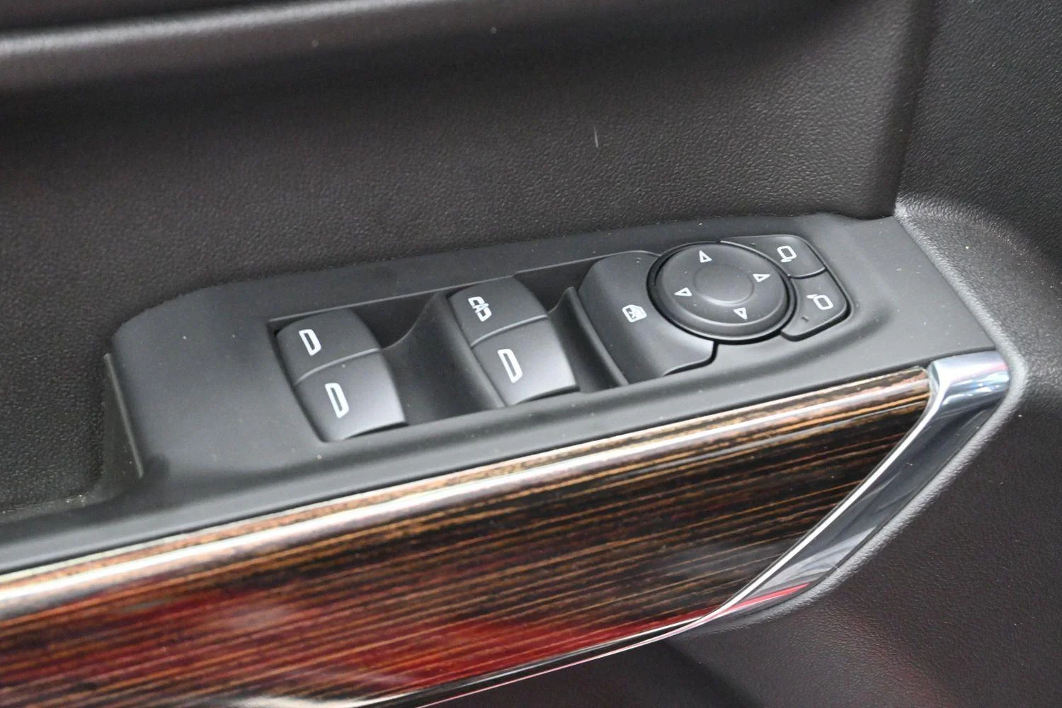 Used 2022 Cardinal Red GMC SLE image 12