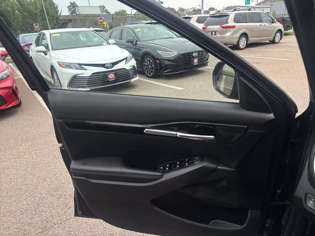 Used 2021 Black Kia S image 33