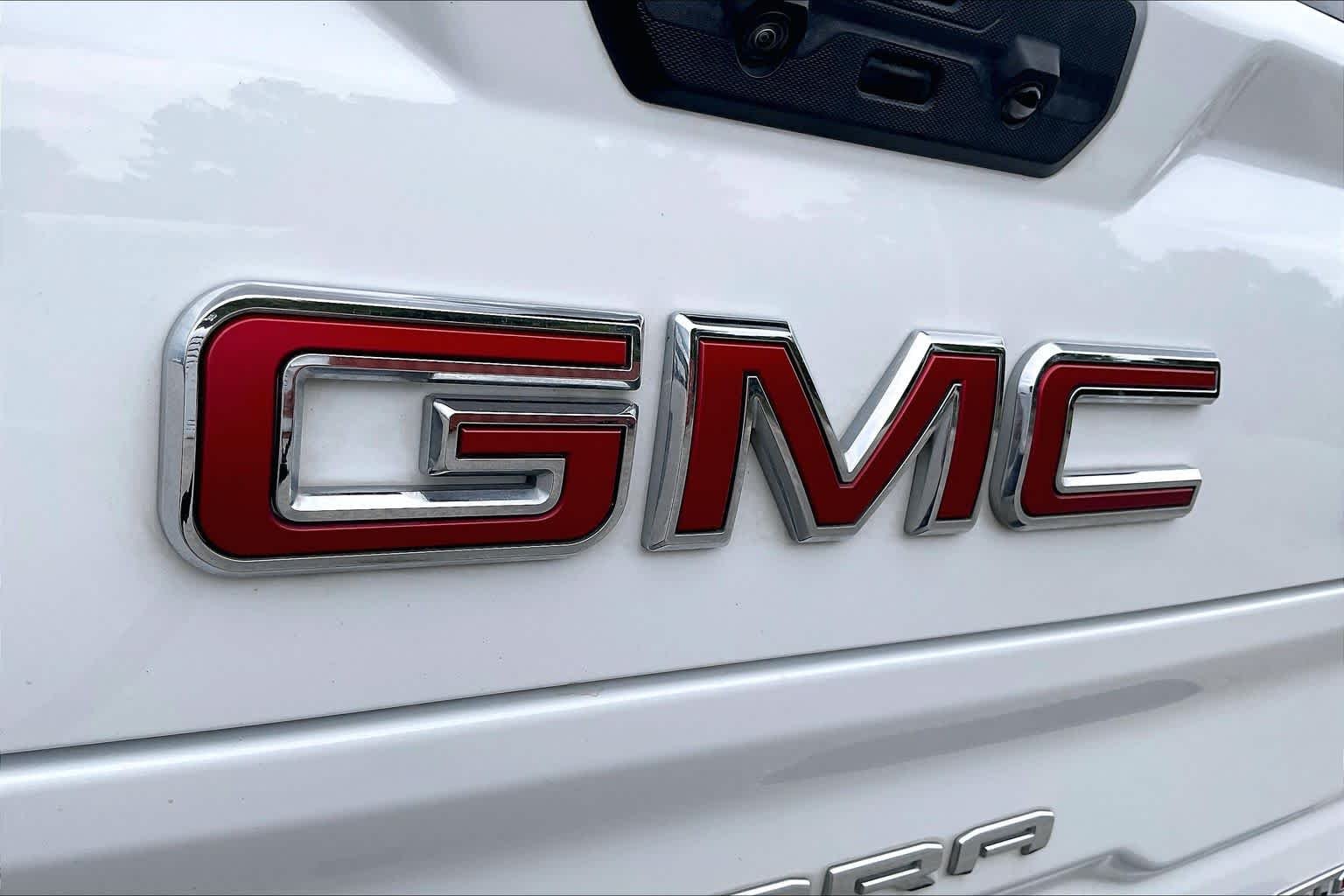 Used 2024 Summit White GMC AT4 image 31