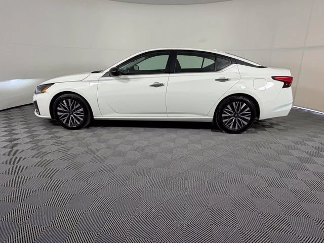 Used 2025 Glacier White Nissan SV image 4
