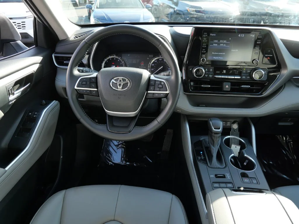 Used 2022 Silver Toyota XLE image 12
