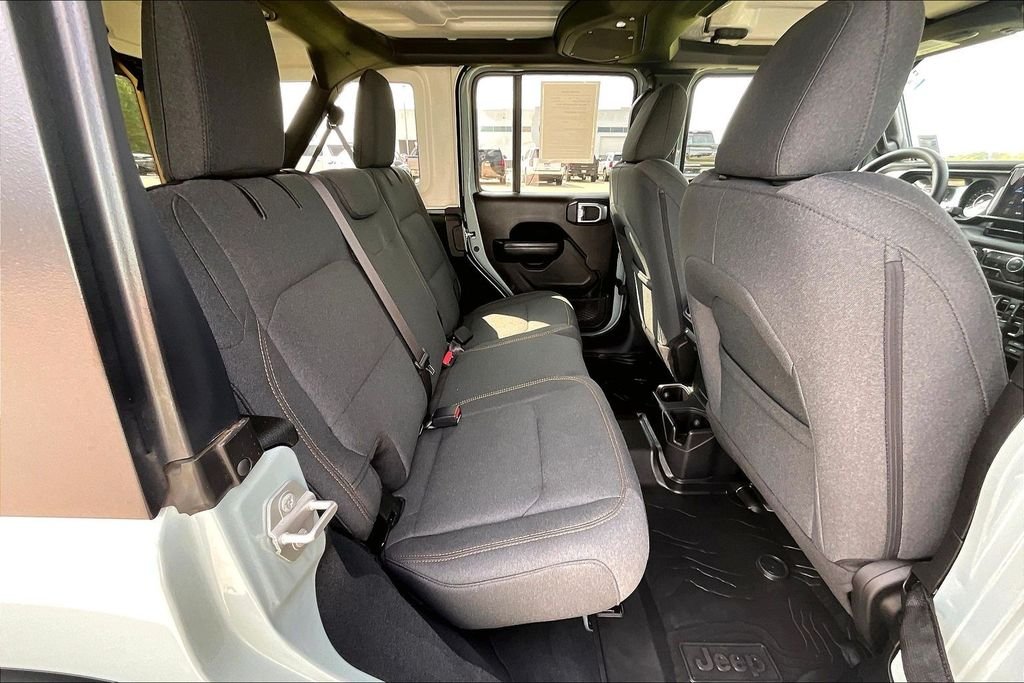 Used 2024  Jeep Sport S image 25