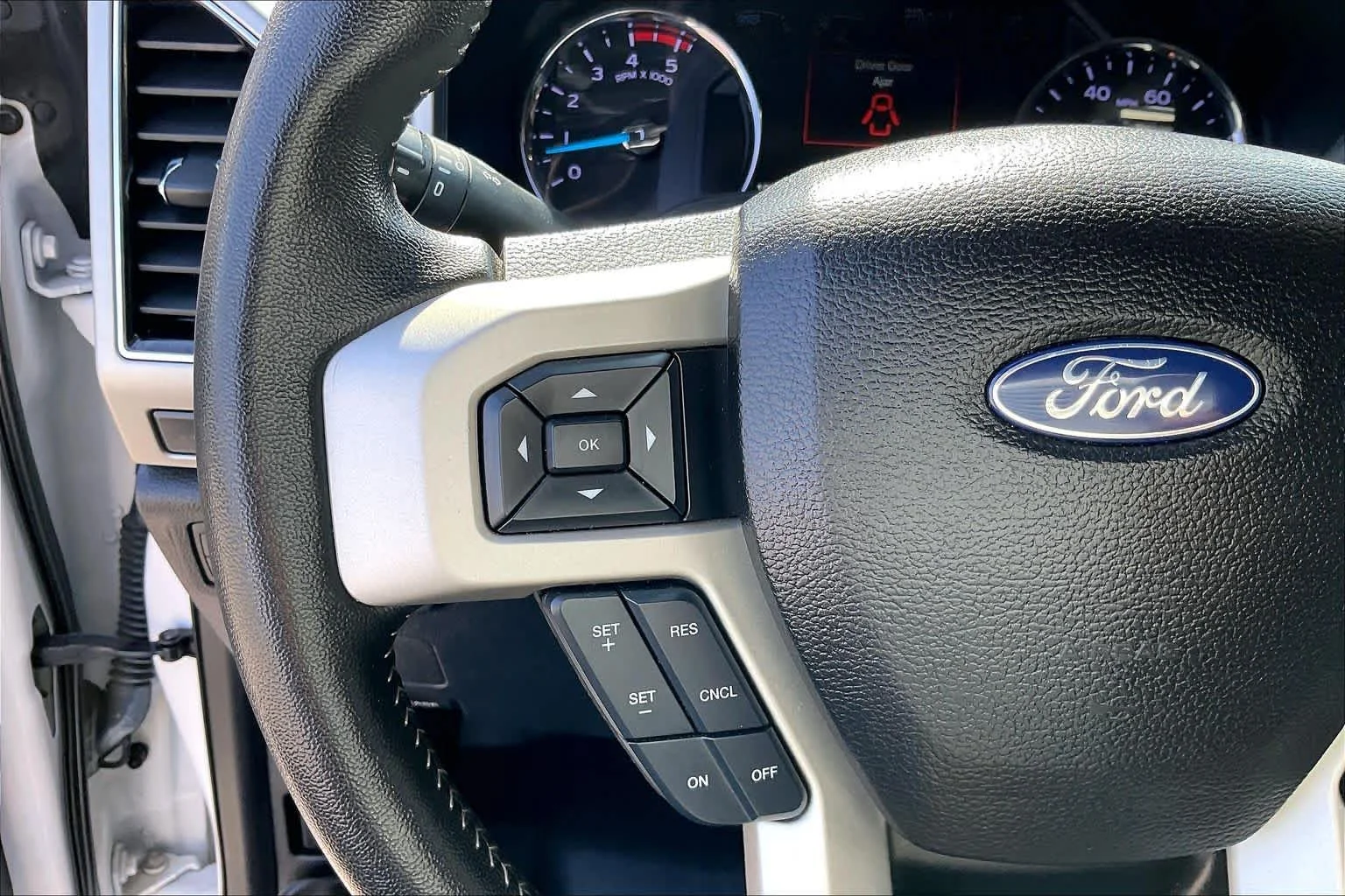 Used 2018 White Platinum Metallic Tri-Coat Ford LARIAT image 22