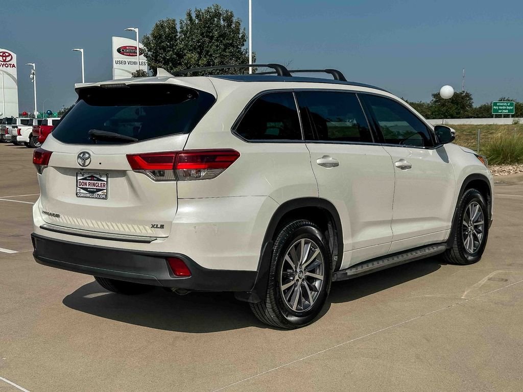 Used 2018 White Toyota XLE image 3