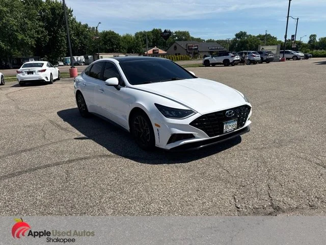 Used 2023 White Hyundai SEL image 1