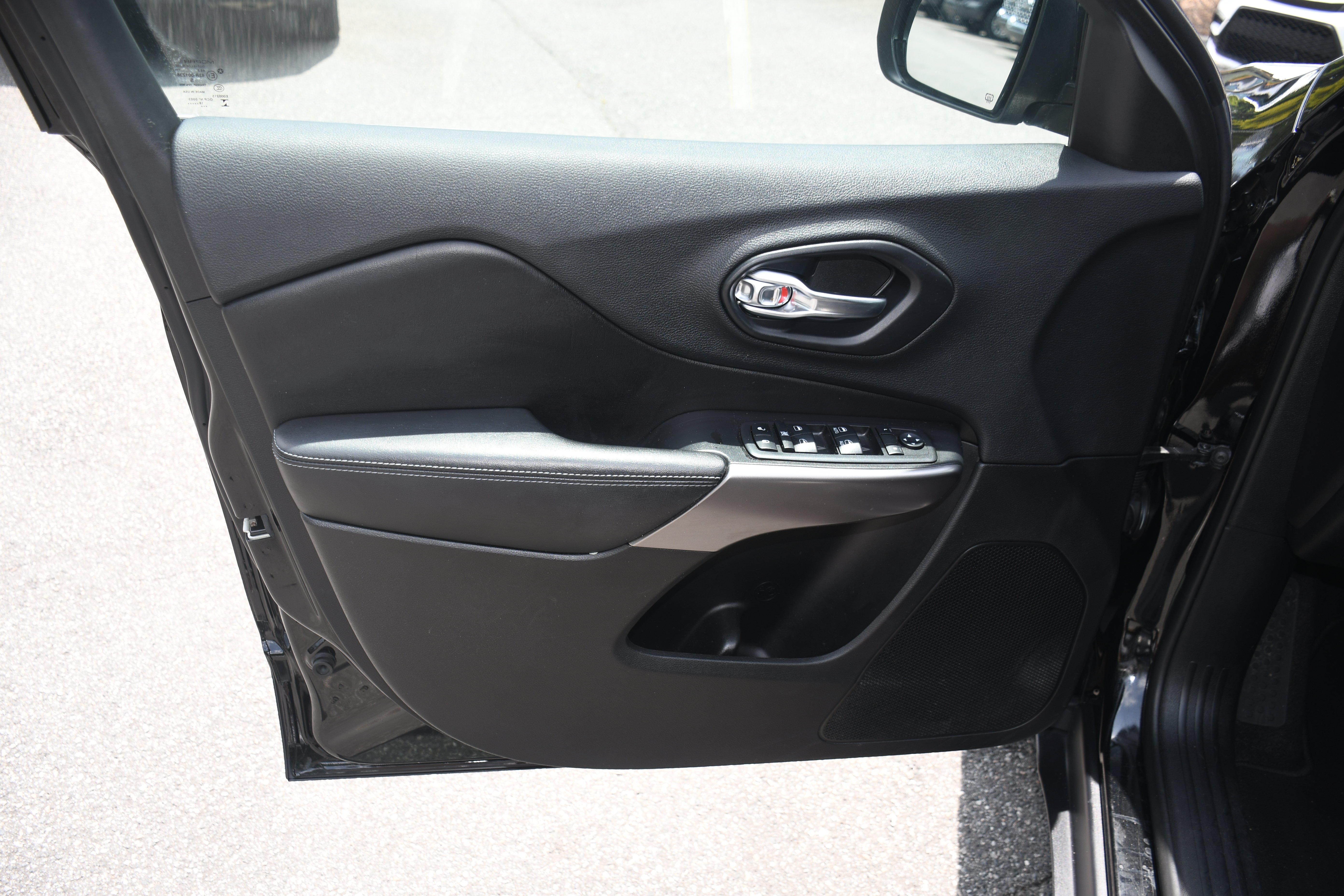 Used 2019 Black Jeep Latitude Plus image 9