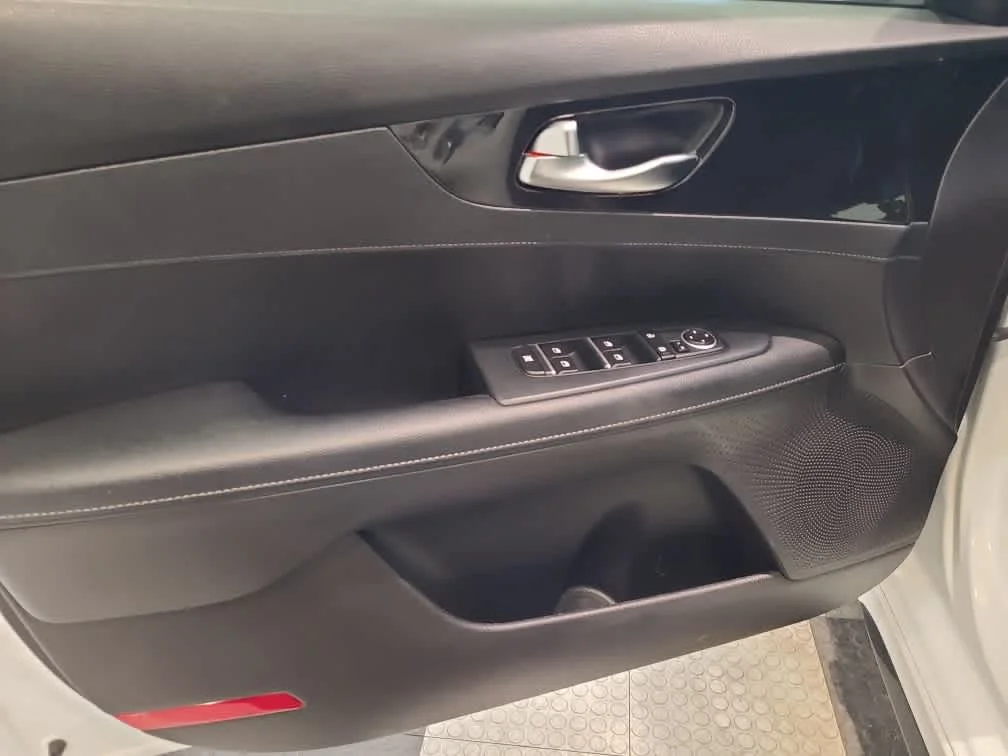 Used 2021 Snow White Pearl Kia GT-Line image 8