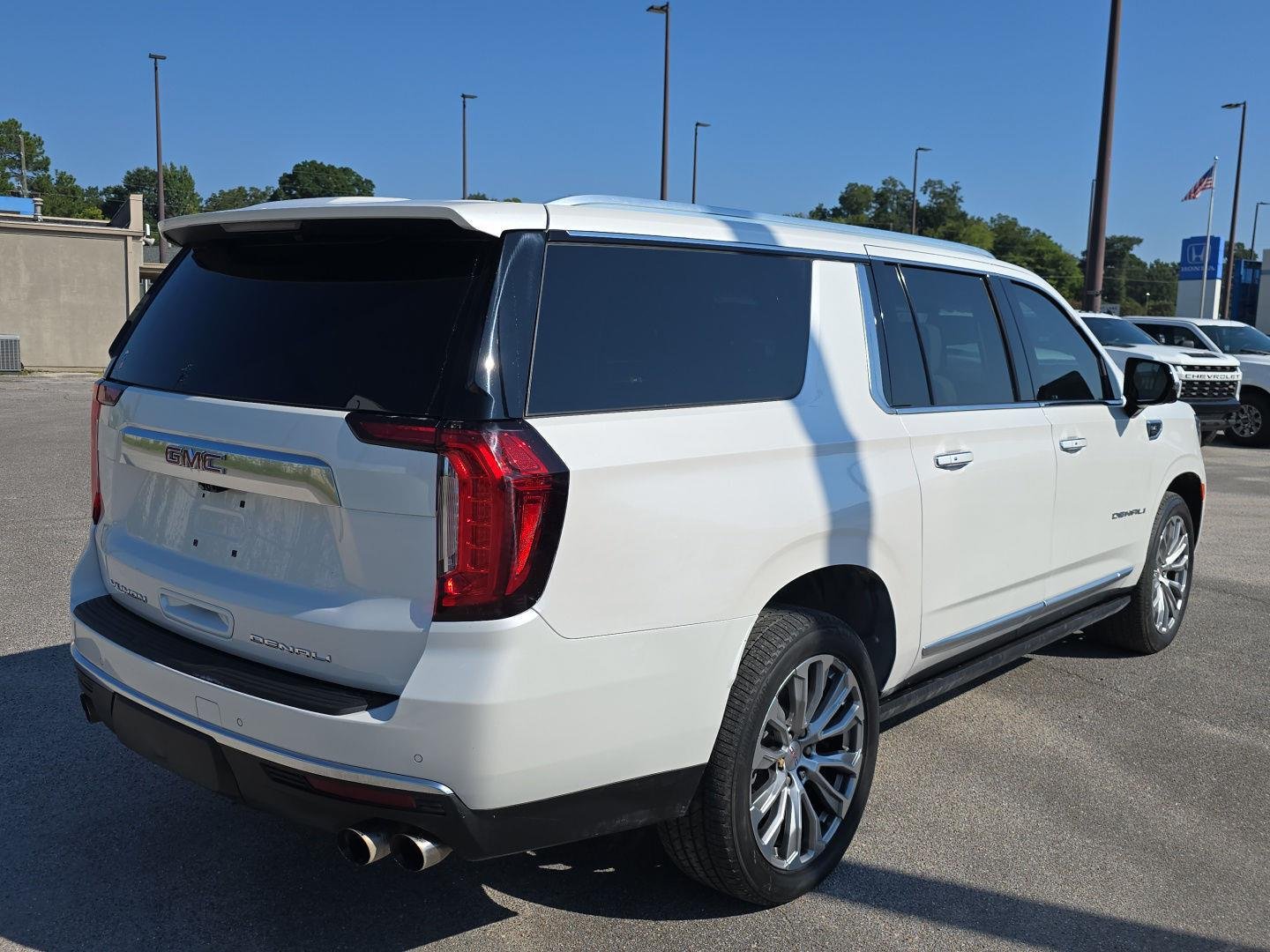 Used 2021 White Frost Tricoat GMC Denali image 3