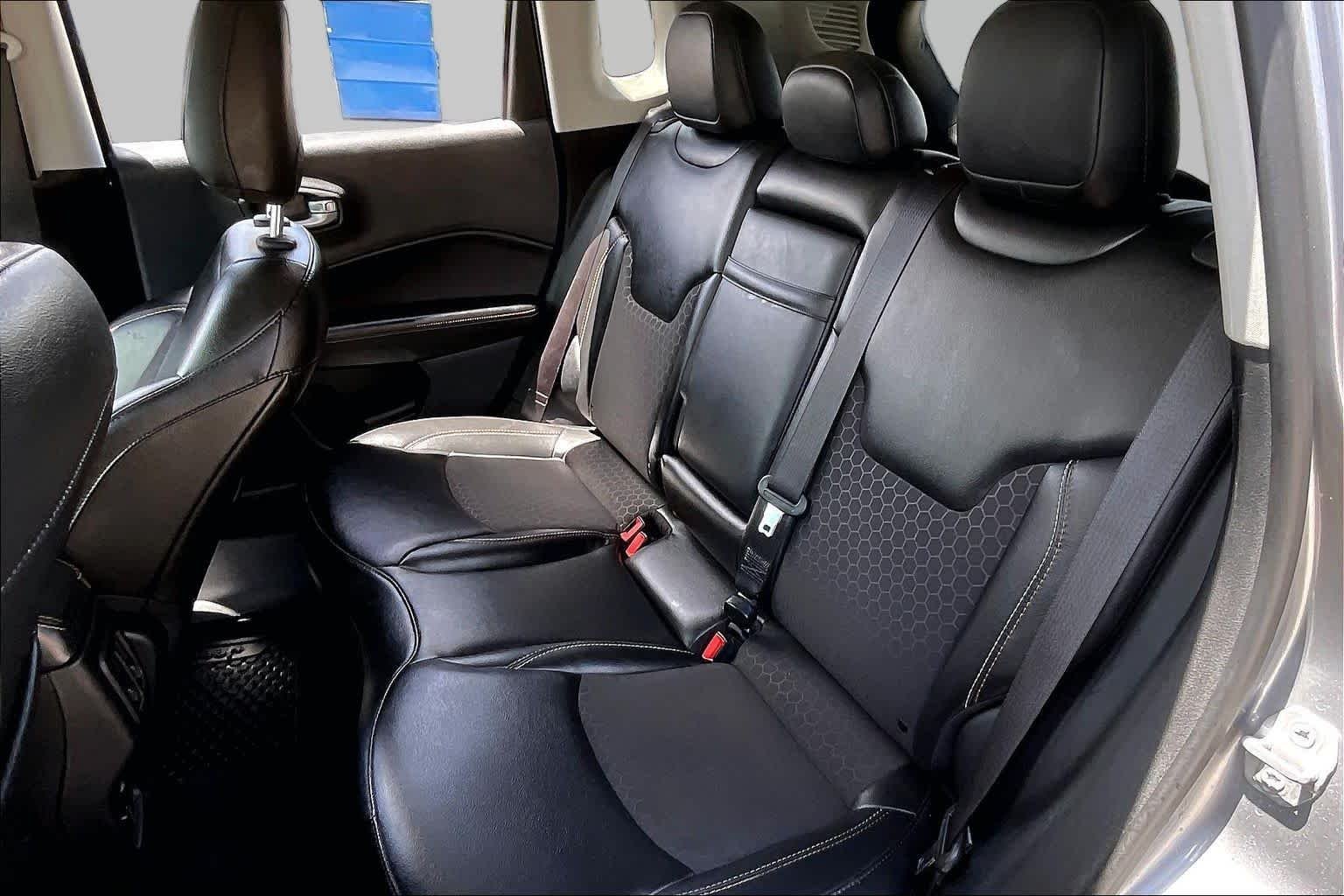 Used 2019 Billet Silver Metallic Clear Coat Jeep Latitude image 19