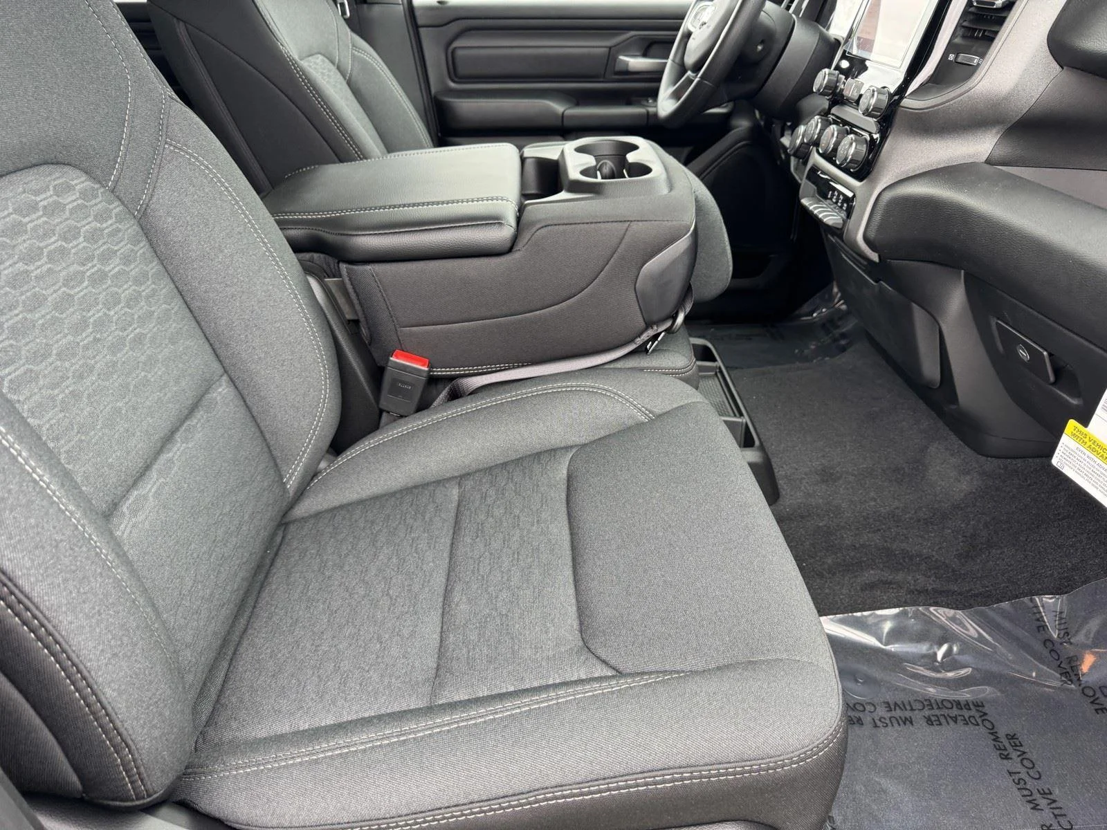 New 2026 Diamond Black Crystal Pearl-Coat Exterior Paint RAM Tradesman image 8