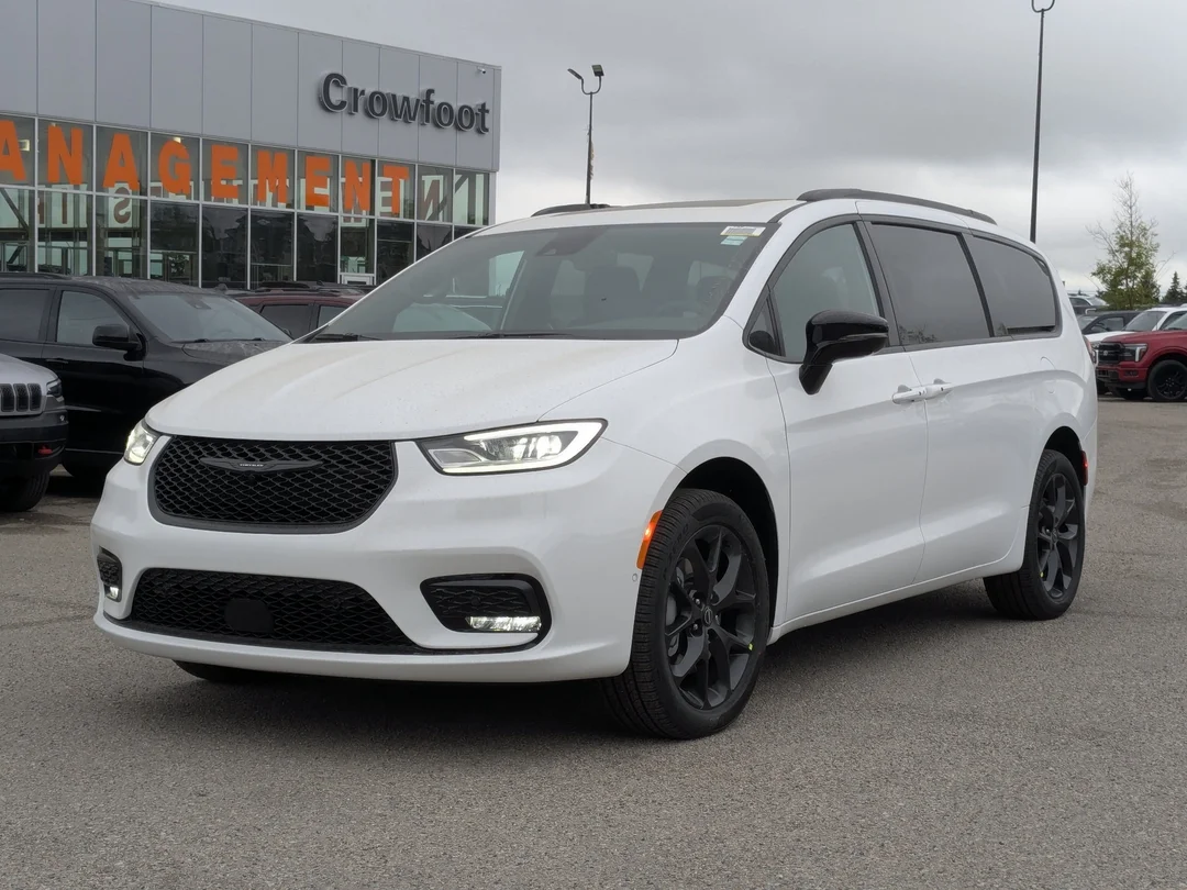 New 2026 White Chrysler Select - - AWD - 3.6L Pentastar V6 - Adaptive Cruise Control - Blind Spot Monitor & More! image 4